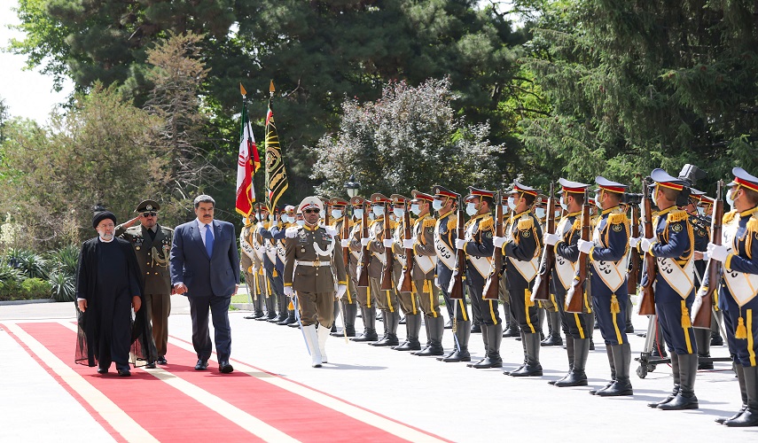 الرئيس الايراني يستقبل نظيره الفنزويلي رسميا في طهران