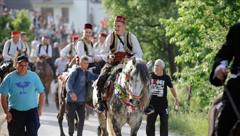 مهرجان "أيواز دادا".. البوسنيون يحيون ذكرى اعتناقهم الإسلام