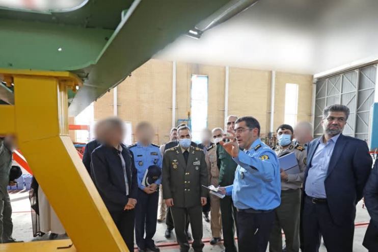 شاهد بالصور.. وزير الدفاع الايراني يتفقد مراحل انتاج طائرة تدريبية نفاثة