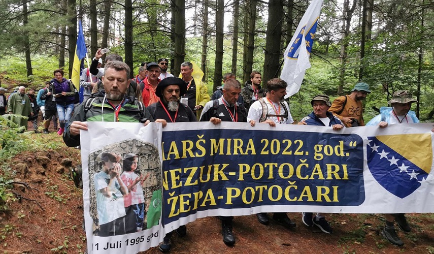 "مسيرة السلام".. البوسنة تحيي ذكرى مذبحة سربرنيتسا +صور