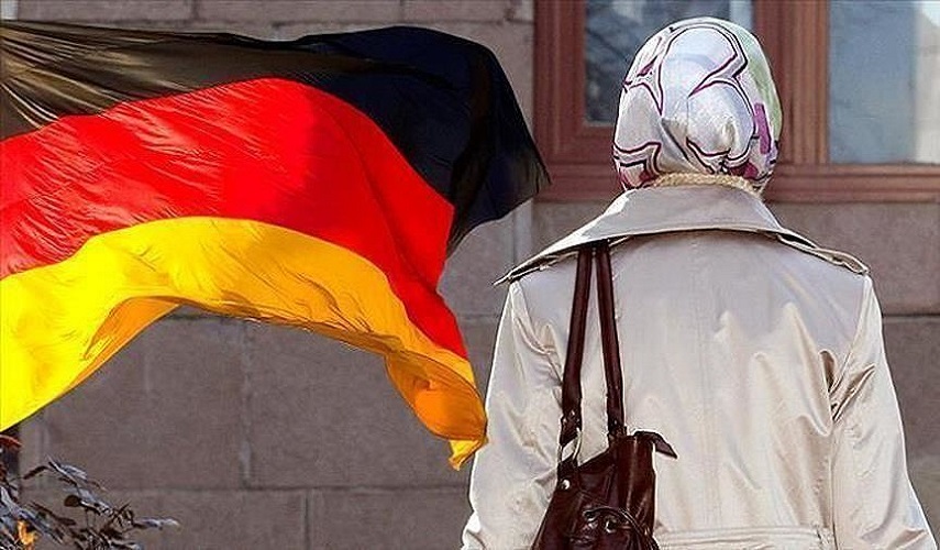 ألماني يعتدي على سيدة مسلمة ويمزق خمارها 