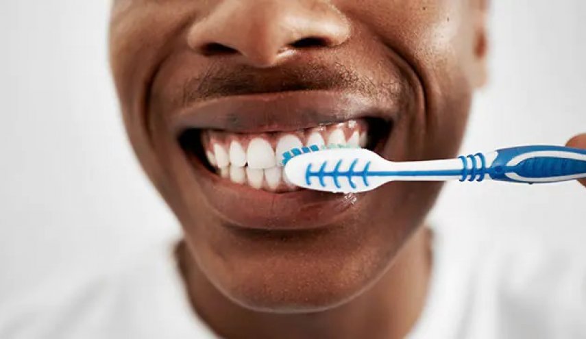 طريقة خاطئة قد نرتكبها في تنظيف أسناننا