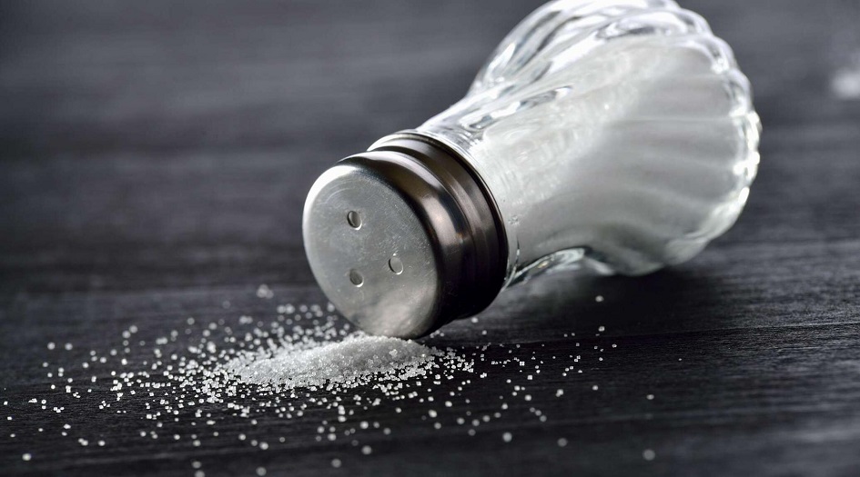 لاطالة العمر تجنبوا اضافة الملح الى الطعام 