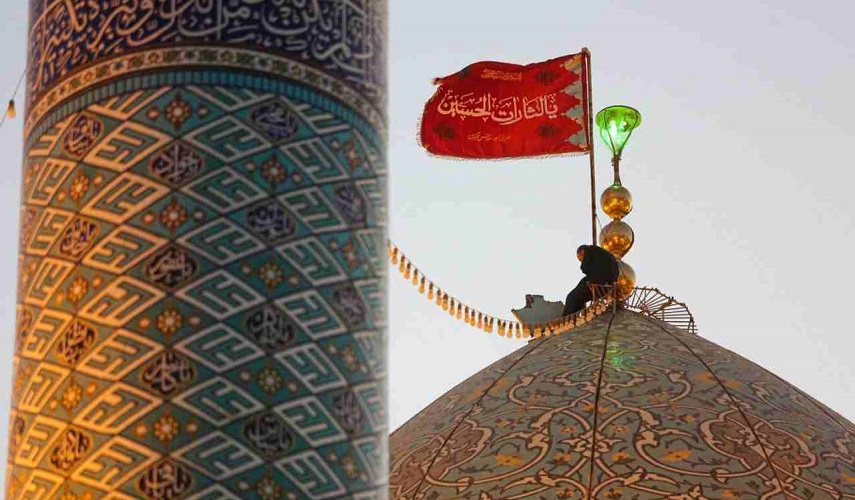 علم "يا لثارات الحسين(ع)" يرفرف فوق قبة شاه جراغ (ع) ثأرا لدماء الشهداء 