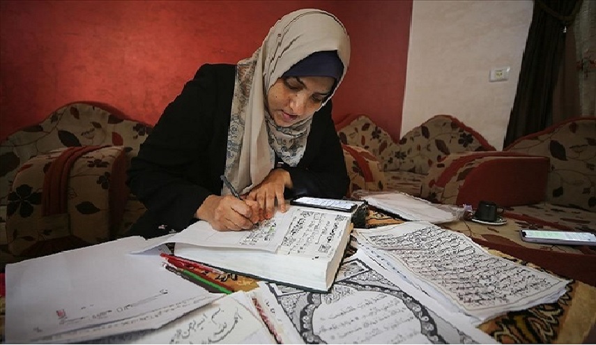 أول فلسطينية في غزة تنسخ القرآن بالرسم الكوفي
