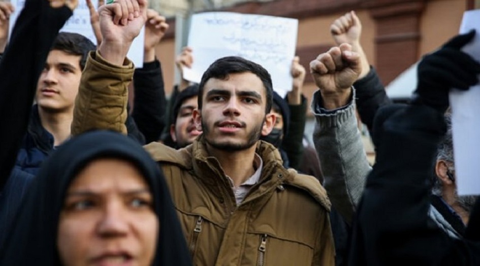 ايران... الطلبة الجامعيين ينظمون وقفه احتجاجية امام السفارة الفرنسية في طهران