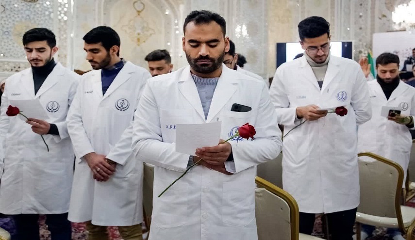 شاهد..قسم طبي لـ 45 طالباً اجنبيا من جامعة شيراز للعلوم الطبية في حرم الإمام الرضا(ع)