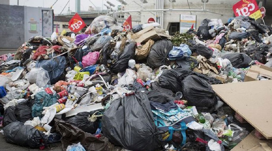 نتيجة لاضراب العمال.... شوارع باريس تغرق بالاف الاطنان من القمامة