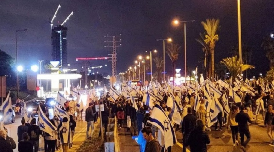 بعد اقالة نتنياهو لوزير الحرب .... تظاهرات حاشدة في تل ابيب