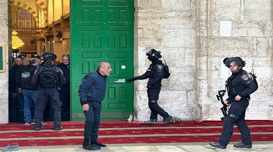فلسطين المحتلة ... الاحتلال يقتحم مصلى باب الرحمة بالمسجد الاقصى 