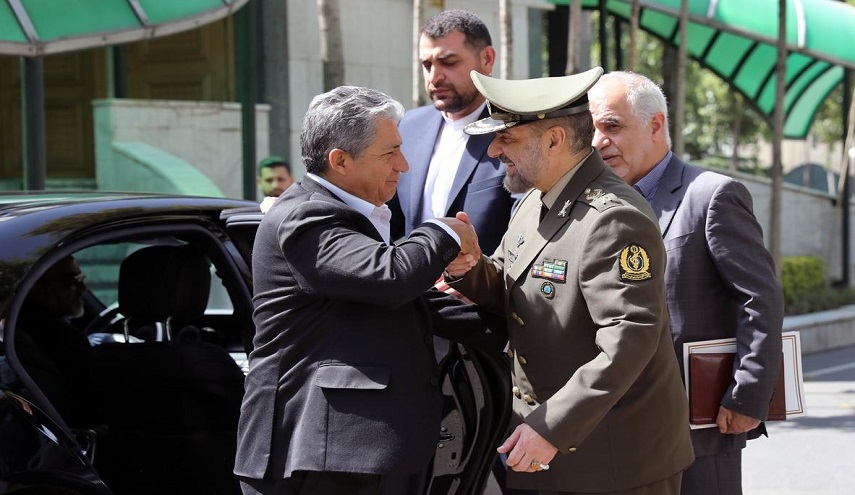 وزير الدفاع الايراني خلال لقائه مع نظيره البوليفي يؤكد على تعزيز العلاقات الدفاعية الثنائية