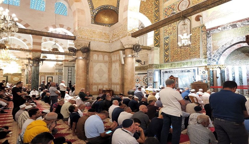  آلاف المواطنين يؤدون صلاة الفجر العظيم في المسجد الأقصى المبارك 