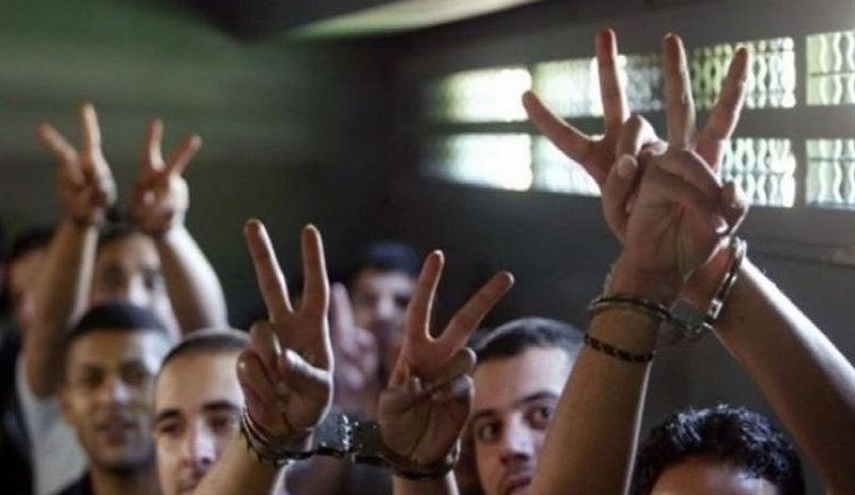  الأسرى الفلسطينيون يدخلون إضرابا مفتوحا في سجون الاحتلال 