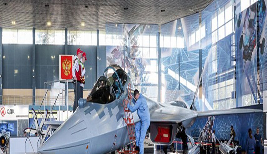 العميد "عزيز نصير زادة" يتفقد معرض شركة اوآك التي تنتج جميع أنواع الطائرات الروسية