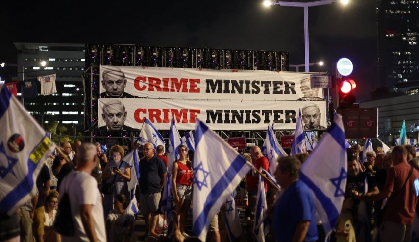 حمله خودروی حامی «بنیامین نتانیاهو» به معترضان در تل‌آویو
