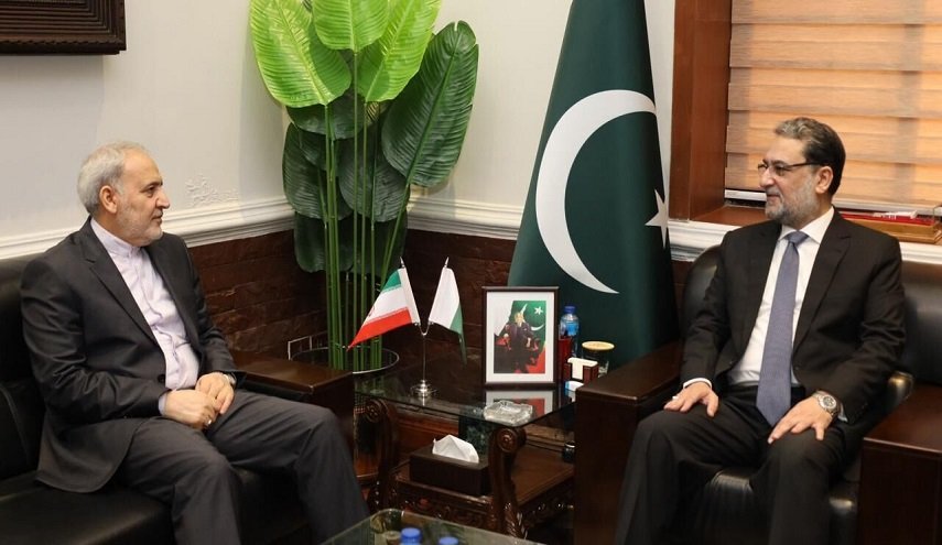  وزير الدفاع الباكستاني يؤكد التزامه بتعزيز التعاون مع إيران 