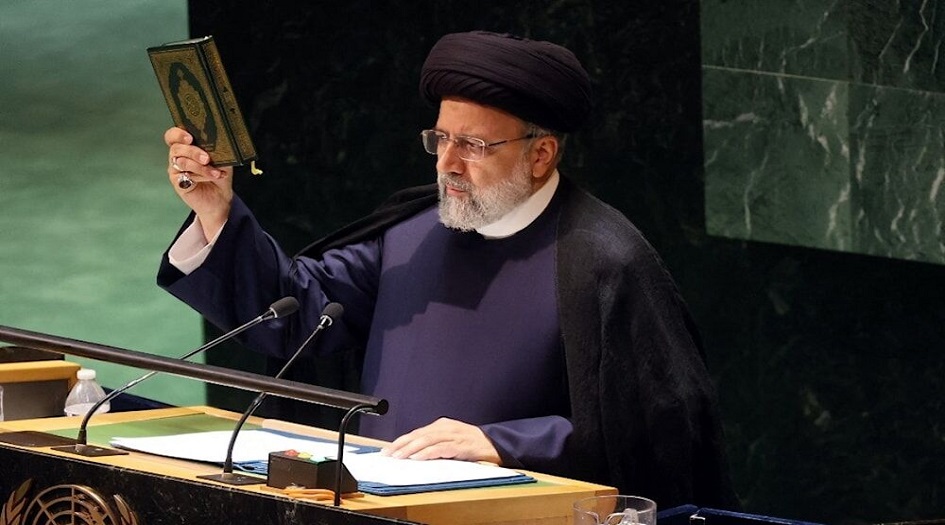  الرئيس الايراني يرفع نسخة من القرآن الكريم خلال كلمته في اجتماع الجمعية العامة بالامم المتحدة