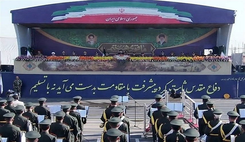 شاهد.. القوات المسلحة الإيرانية تقيم عرضاً عسكرياً بمناسبة أسبوع الدفاع المقدس 