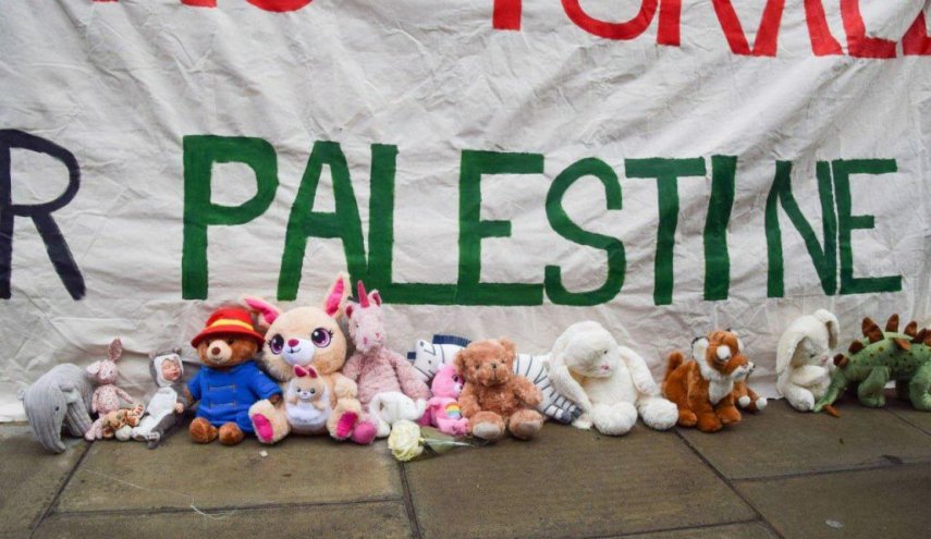 شاهد..الدمى لغة أطفال لندن في دعم غزة وأطفالها