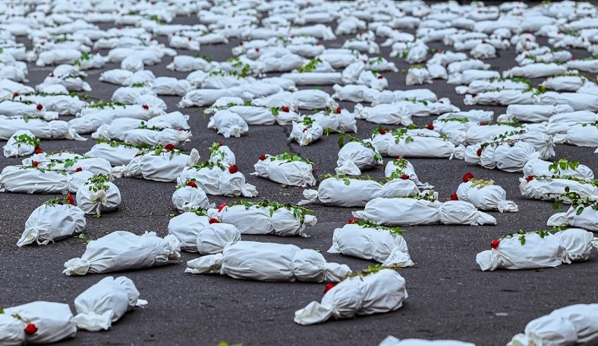 شاهد.. نشر جثامين رمزية لشهداء غزة الاطفال في ميدان فلسطين وسط طهران