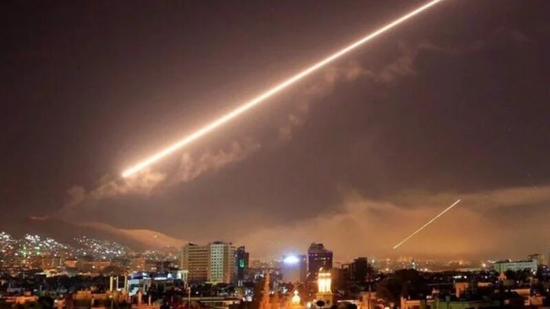 الاحتلال يستهدف محيط مدينة دمشق ... والدفاعات الجوية تتصدى له 