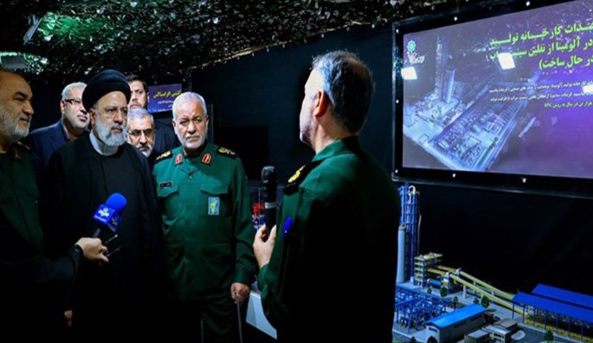  الرئيس الإيراني يتفقد معرض لمقر خاتم الأنبياء (ص) لحرس الثورة 