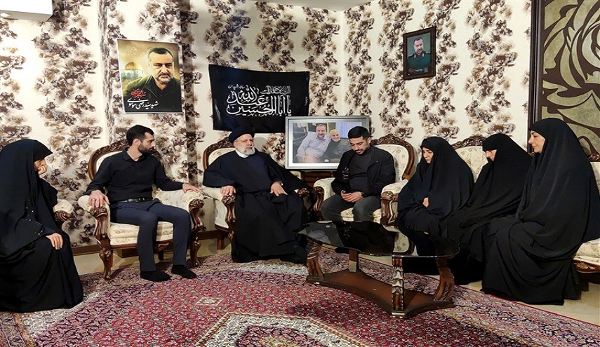  الرئيس الإيراني يزور منزل الشهيد رضي موسوي 