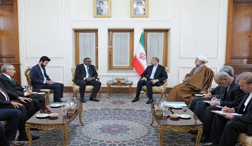 الجزائر تؤكد على تعزيز العلاقات مع إيران