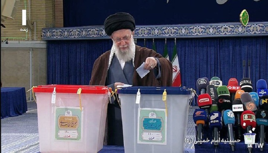 رهبر معظم انقلاب اسلامی آرای خود را به صندوق انداختند