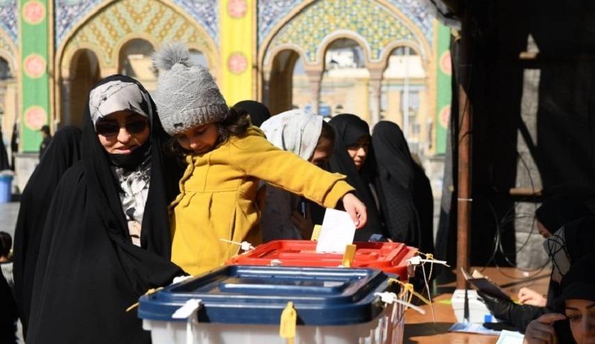 شاهد..مختلف الفئات العمرية تشارك في الانتخابات الإيرانية
