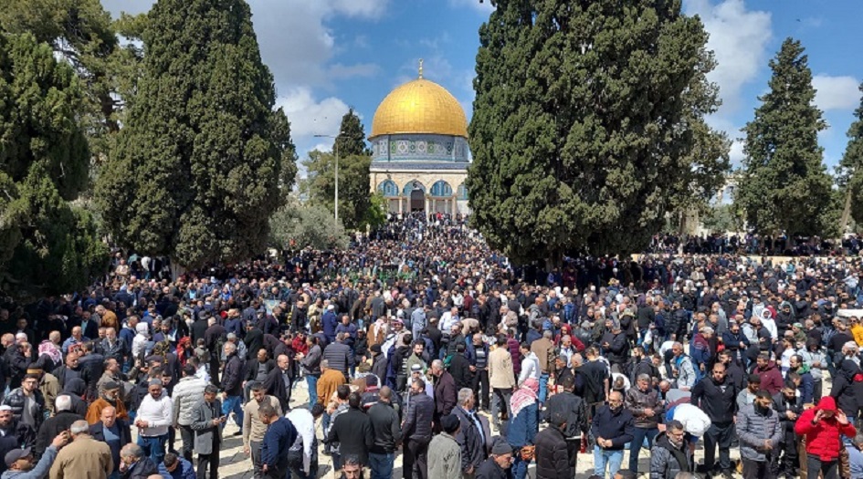 الاف الفلسطينيون يؤدون صلاة الجمعة في المسجد الاقصى 