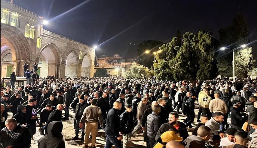 فلسطين المحتلة.. 65 ألف مصلٍّ يؤدون صلاة فجر آخر جمعة لشهر رمضان بالاقصى 