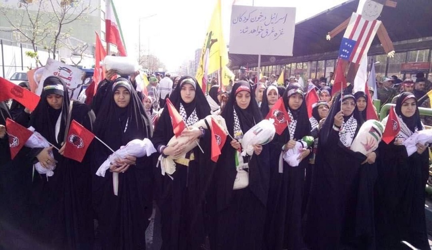 شاهد..نساء إيرانيات يحملن أجساداً رمزية للشهداء الأطفال في غزة خلال مسيرات يوم القدس العالمي في طهران