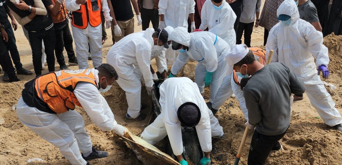 انتشال جثامين 72 شهيداً  اخرا من مقبرة جماعية في مجمع ناصر الطبي
