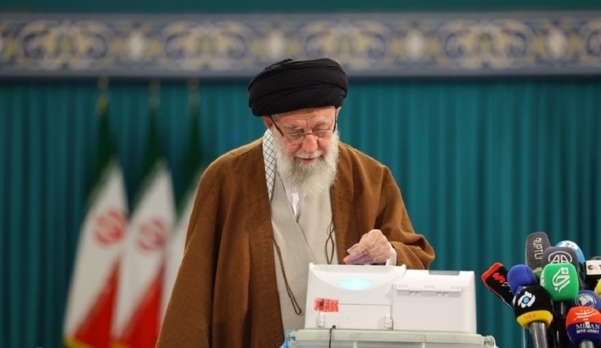  الإمام الخامنئي يدلي بصوته في الانتخابات البرلمانية الإيرانية 