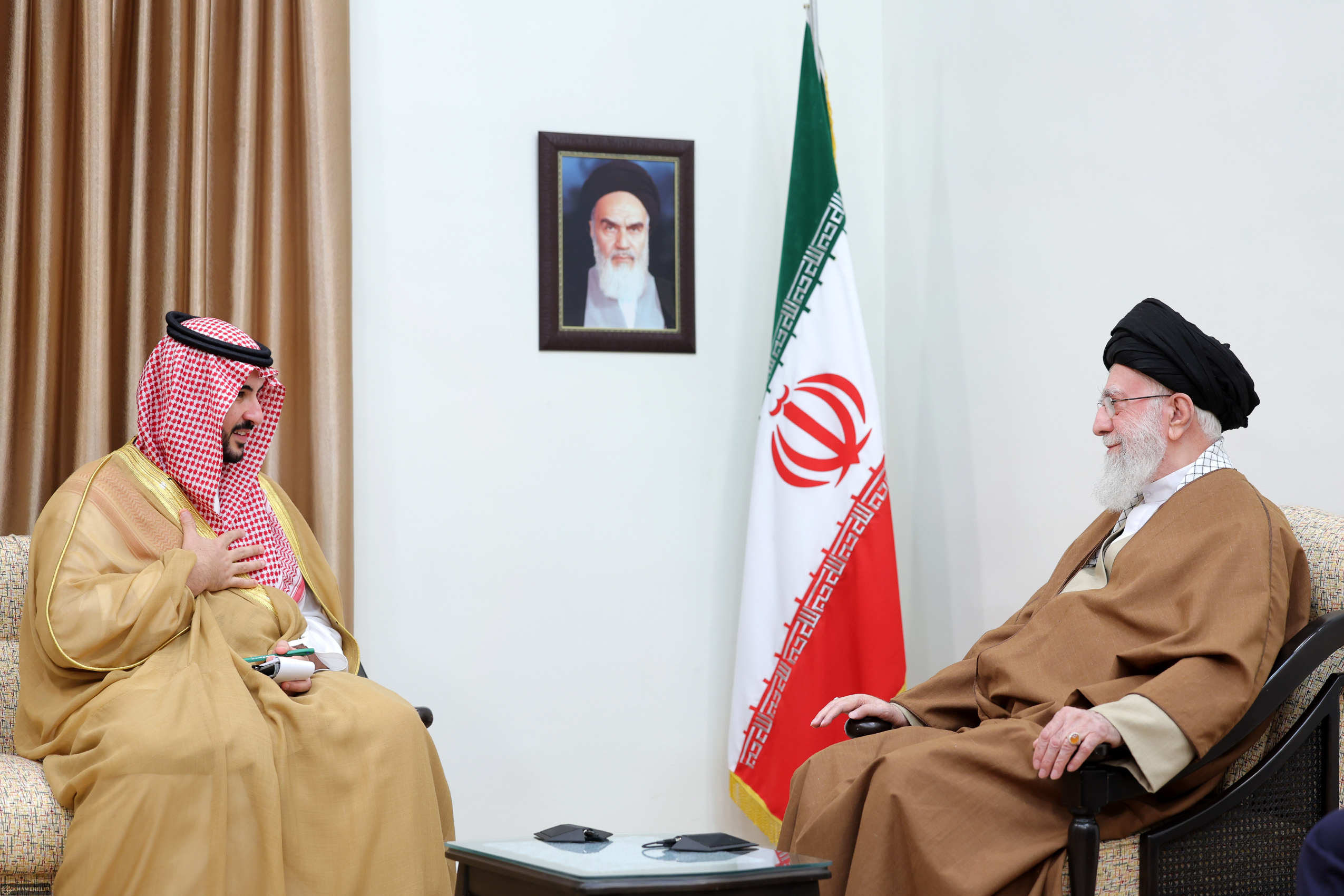 الامام الخامنئي:  التواصل بين الجمهورية الاسلامية الايرانية والسعودية سيكون مفيدا لكلا البلدين