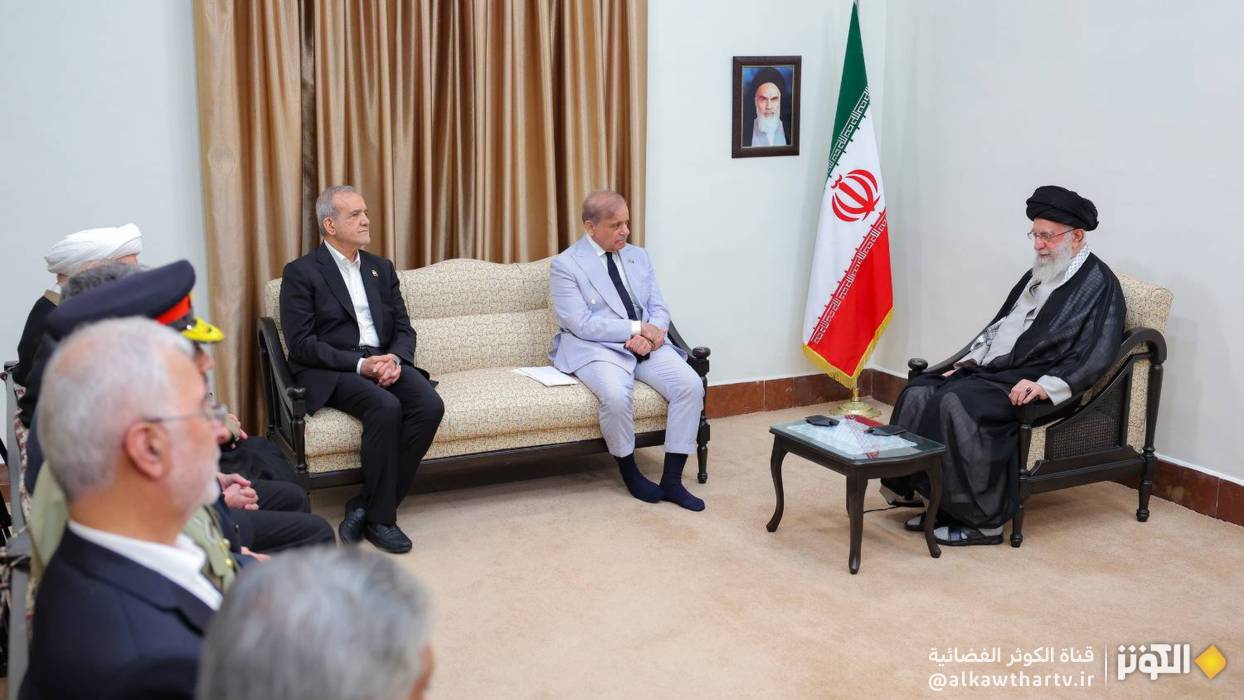  الإمام الخامنئي يدعو إلى تحرك مشترك بين إيران وباكستان لوقف الجرائم في غزة 