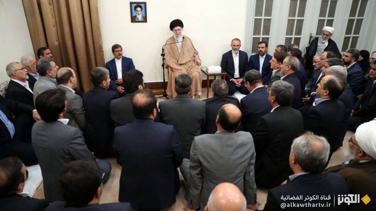 الامام الخامنئي يستقبل وزير الداخلية الايراني ومحافظي المحافظات