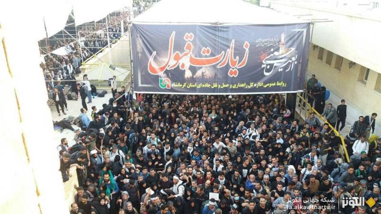استقبال پر شور زائران اربعين براي سفر به عراق در مرز خسروي