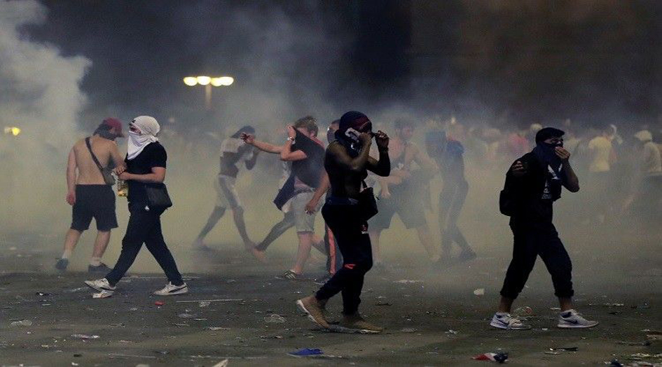 بالفيديو شغب وقنابل مسيلة للدموع بعد فوز الديكة بكأس العالم