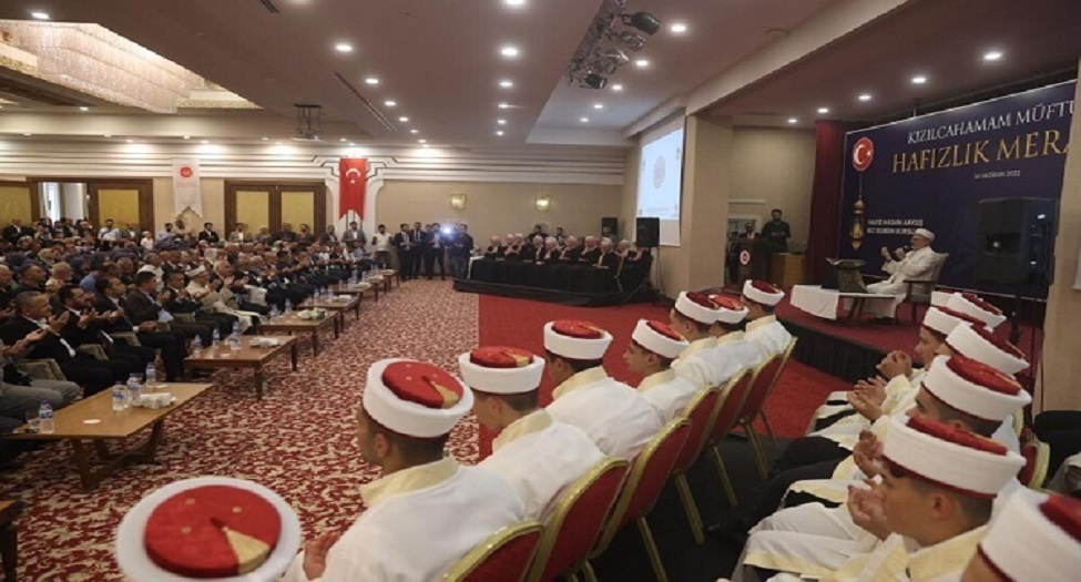 تخريج 144 طالباً وطالبةً من حفظة القرآن في العاصمة التركية