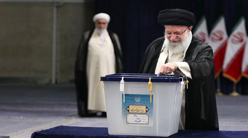 الإمام الخامنئي يدلي بصوته في الانتخابات الرئاسية الإيرانية